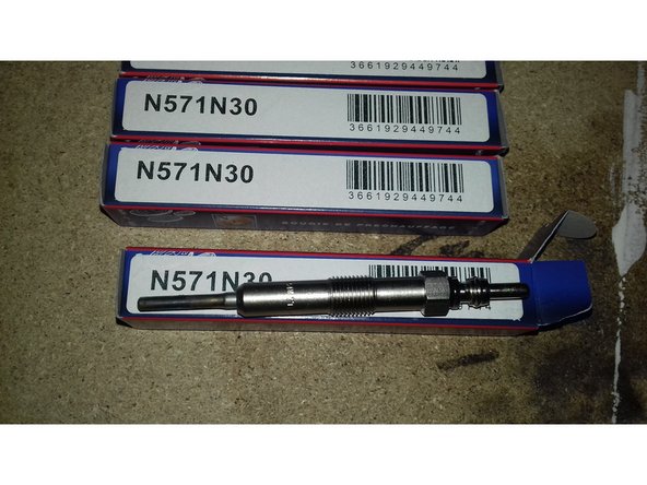 Une bougie neuve sortie de sa boite.