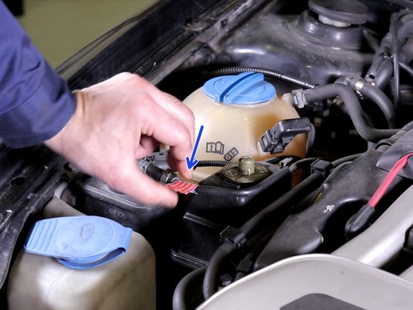 Remplir les informations ( date,kilométrage , prochaine vidange) sur l’étiquette et replacer l’étiquette