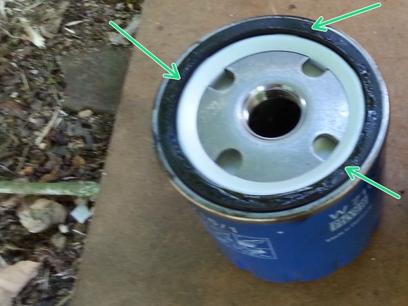 Mettre un petit peu d'huile sur le joint du nouveau filtre et l’étaler avec le doigt sur la totalité du joint