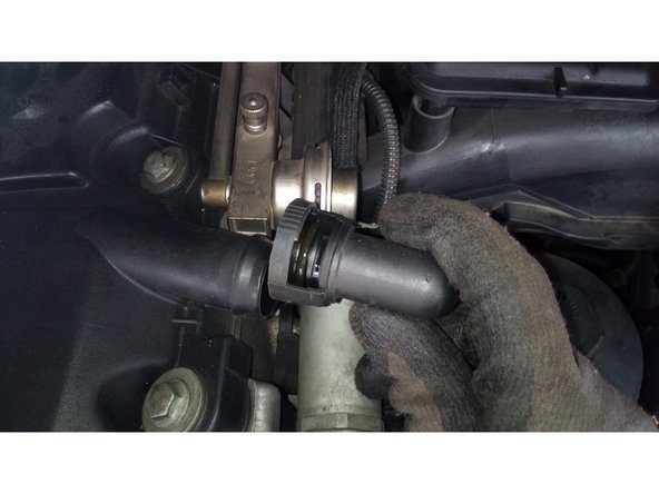 Retirer le flexible de dégazage du moteur, pour cela appuyer sur le contour plastique du tuyau et le retirer en même temps