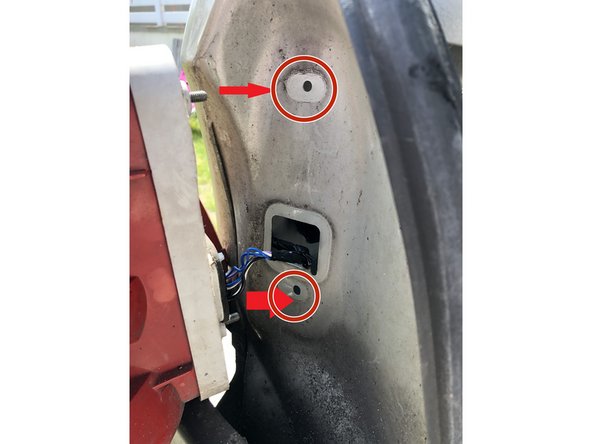 replacer la platine sur le feux, la connectique  puis le feux dans son logement : insérer les tiges filetées dans les trous marqués en Rouge