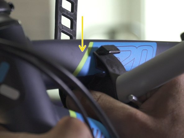 A l'aide de la clé allen fournis resserrer les mâchoires pour maintenir le cadre du vélo