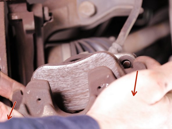 Extraire la plaquette de frein placée sur le piston en tirant vers vous