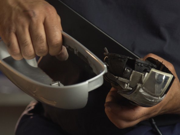 Tirer sur la coque du rétroviseur pour la déposer