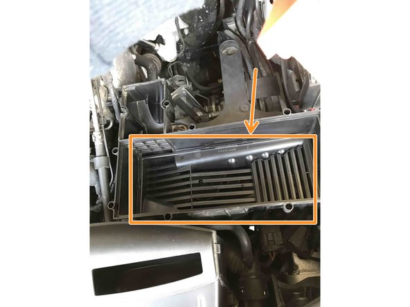 Retirez la grille en plastique et nettoyez le fond de couvercle à l'aide d'un compresseur, ou bien a sec à l'aide d'un chiffon microfibre ( Il ne doit plus y avoir une poussière )