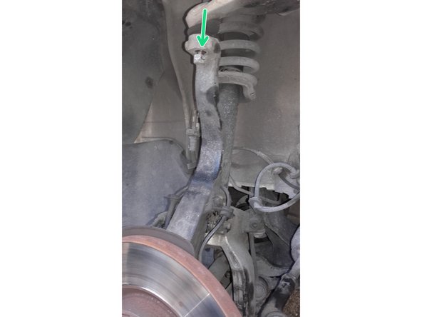 Insérer le cardan dans le moyeu, repositionner les deux rotules en les emmanchant d'un coup de marteau léger. Puis serrer les écrous de 17.