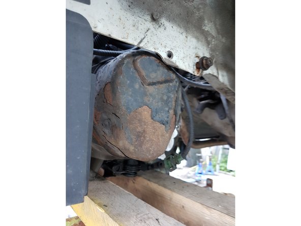 Il faut la décaler jusqu'à ce qu'elle puisse sortir des guides.