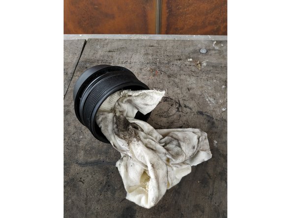 après avoir retiré le filtre usagé, laisser la cloche égoutter et nettoyer avec un chiffon