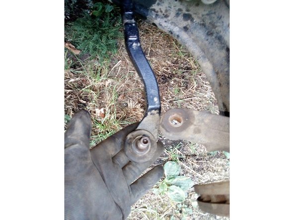 Dévisser l'écrou de la rotule avec une clé plate. Un léger coup de marteau suffit à la défaire de son support.