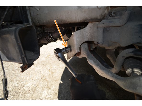 Avec une douille de 18mm retirez la vis.