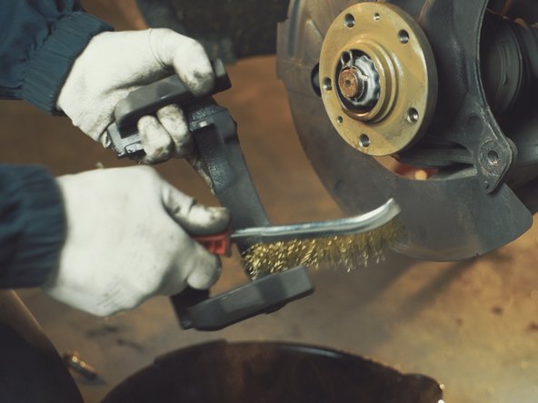 Nettoyer la chape à l'aide de nettoyant frein et une brosse métallique