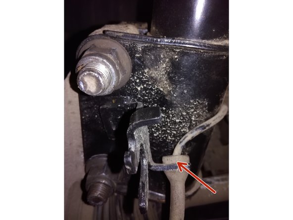 déclipser la durite de frein et le cable de l'abs qui se trouve sur l'amortisseur