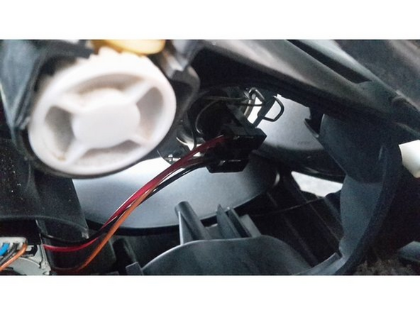 Tirer doucement le connecteur vers l'arrière pour le débrancher