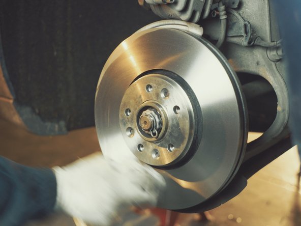 Appliquer du nettoyant frein et frotter avec un chiffon pour retirer la couche de paraffine présente sur le disque