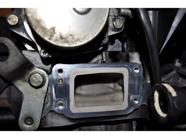 Nettoyer la portée de joint sur le bloc moteur.