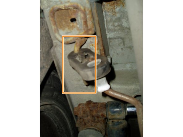 Remonter la bride gauche de silencieux d'échappement