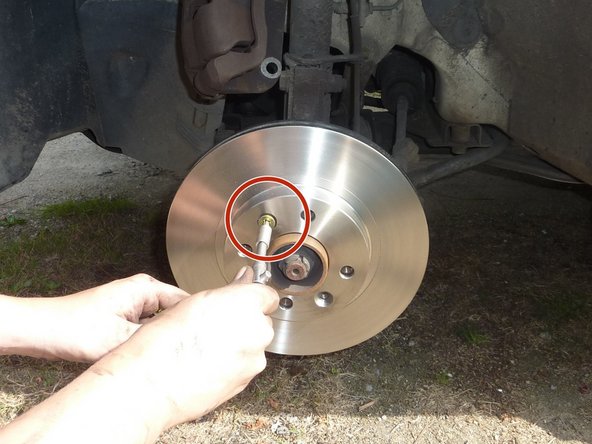 Poser le nouveau disque, Visser et bloquer les deux vis à l'aide d'une clé torx de 30.