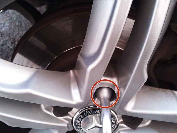 Introduire un boulon de roue dans son emplacement et présenter la roue contre le disque de frein. A l'aide de la clé démonte pneu, commencé à serrer le premier boulon.