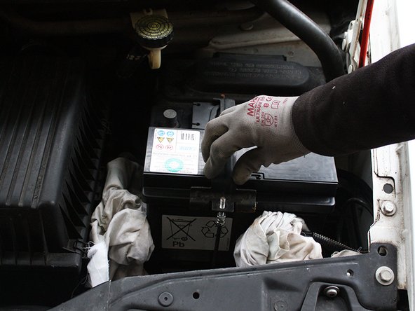 Mettre en place la bride sur les tiges filetés.