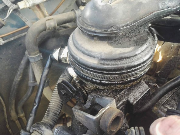 Ouvrir les 2 colliers de fixation et désolidariser le boitier d'admission d'air