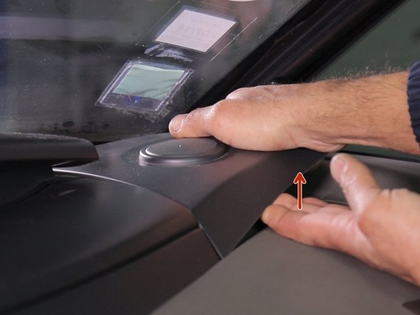 Retirer la grille du tweeter sous le pare brise en tirant vers le haut