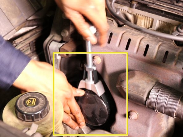 Positionner le clé à filtre sur le filtre à huile et desserrer le filtre à huile