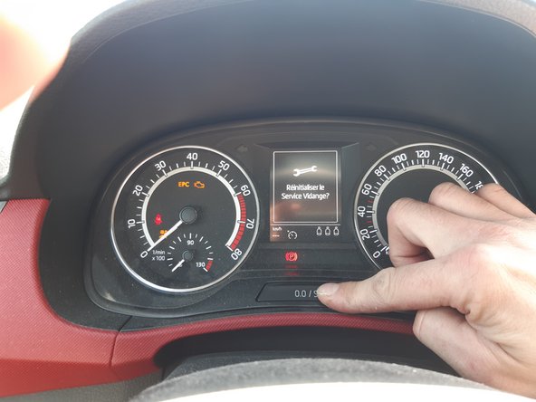 Appuyer sur la touche 0.0/SET du combiné d'instruments et maintenez la enfoncée