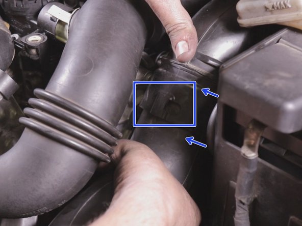 Re-manchonner la durite d'entrée du filtre à air