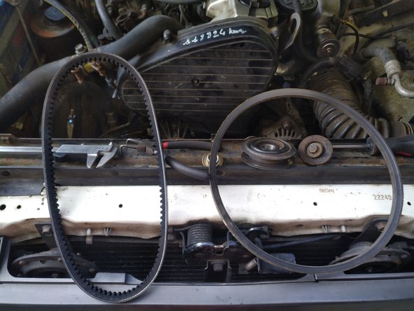 Comparer les différentes courroies accessoires puis remonter ces dernieres en les tendant correctement