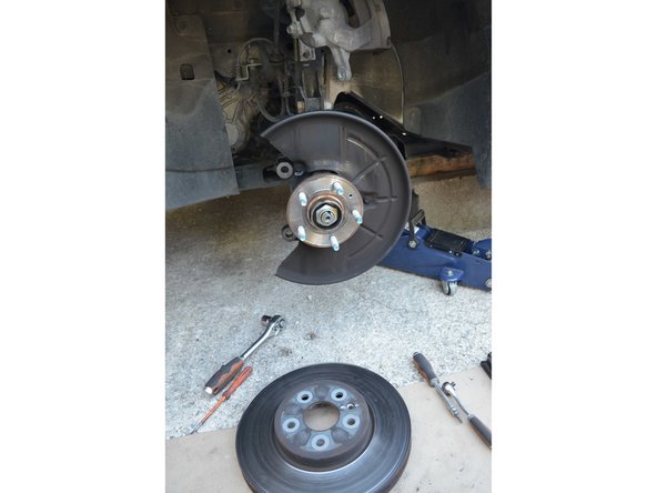 Avec un embout Torx T30 retirez la vis de maintien puis retirez le disque.