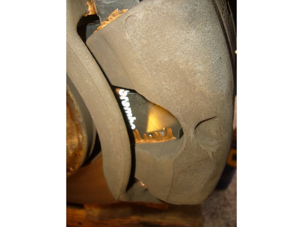 Remettre la vis inférieure neuve fournie (clé 13) et la serrer, puis reserrer la vis supérieure. Reboucher le bocal de liquide de frein.