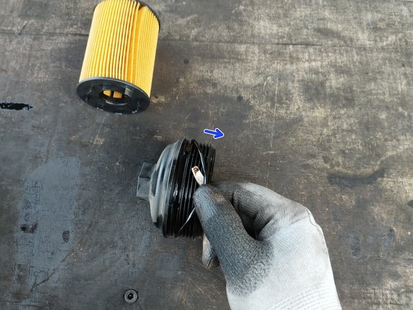 retirer le joint torique à l'aide d'un petit tournevis plat