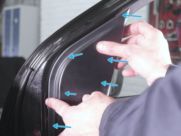 Repositionner délicatement la garniture du rétroviseur à l’intérieur de la porte