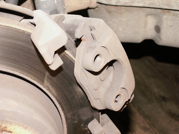 En retirant l'étrier on remarque que les plaquettes restent généralement collées à ce dernier. Le tournevis servira là encore à les enlever de leur gorge.