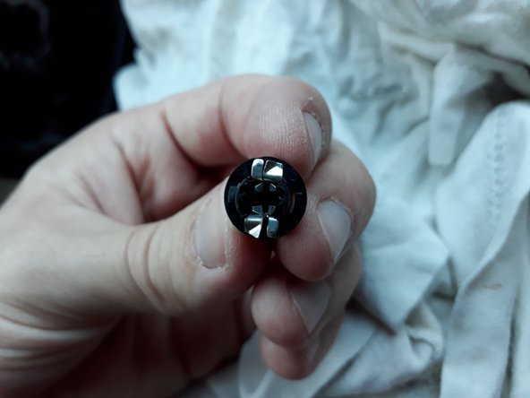 tirer sur l'ampoule (avec les doigts ou avec une pince ) pour la séparer du support plastique noir.