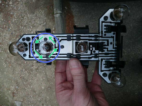 Retirer le porte lampe. L'ampoule clignotant défectueuse. On démonte l'ampoule en la tournant dans le sens antihoraire.