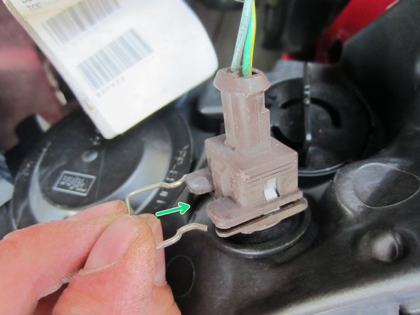 Verrouillez avec la goupille métallique