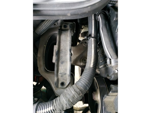 mettre en place la patte au-dessus du support moteur