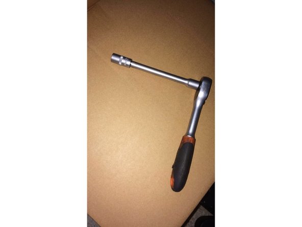 J'utilise un cliquet 3/8 , une rallonge et une douille de 8 MM