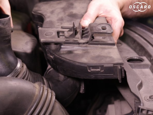 Pincer la languette et retirer la prise d'air