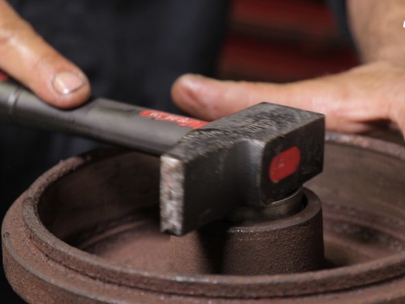 La cage sera arrivée dans son emplacement une fois que vous entendrez un bruit plus métallique que les précédents