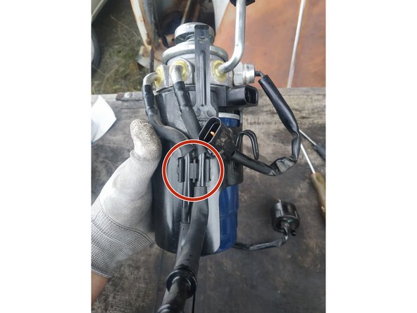 clipser les durites de carburant