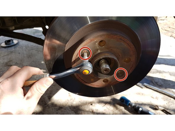 Dévisser les 2 vis qui tiennent le disque sur le moyeu (embout étoile)