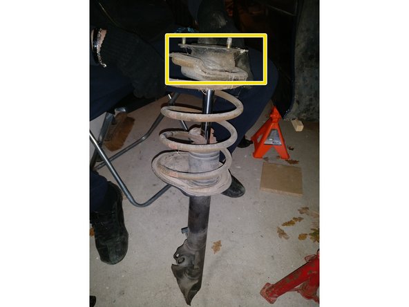 Comprimer le ressort en serrant à tour de rôle les compresseurs.