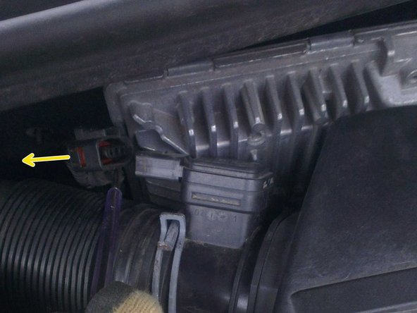 Avant de pouvoir enlever le capot de la boite à air, vous devez débrancher le débitmètre