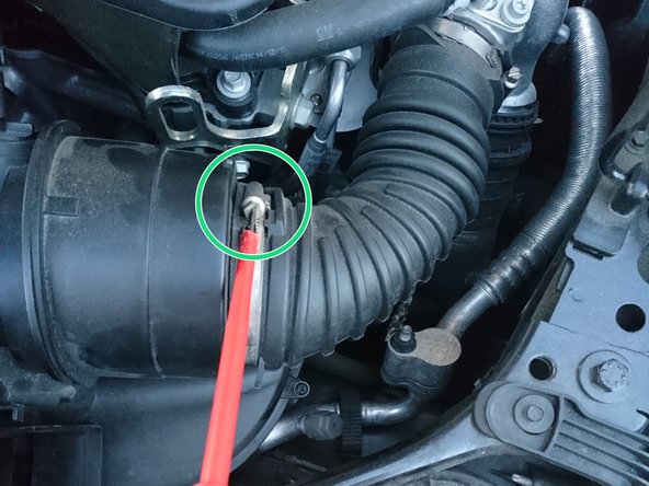 Dévisser le collier de serrage du conduit d'échappement à l'aide d'un tournevis plat.