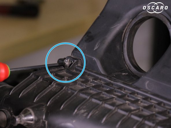 Dévisser les deux autres vis du couvercle de la boite à air avec le tournevis Torx T30