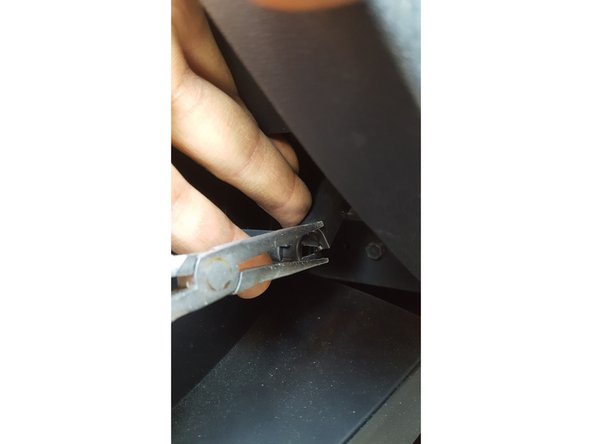 Libérez le frein d'ouverture de la boîte à gants