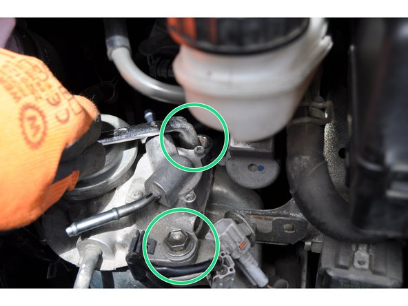 A l'aide d'une clé à pipe de 12mm desserrer les vis de fixation du support puis retirer le support avec le filtre