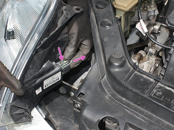 Débrancher le connecteur électrique du phare, pour cela appuyer sur la languette plastique puis tirer le connecteur.